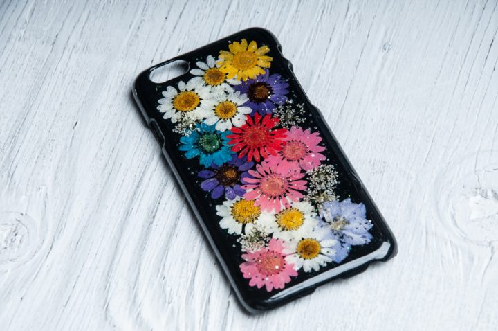 funda de móvil personalizada con diseño floral estampado