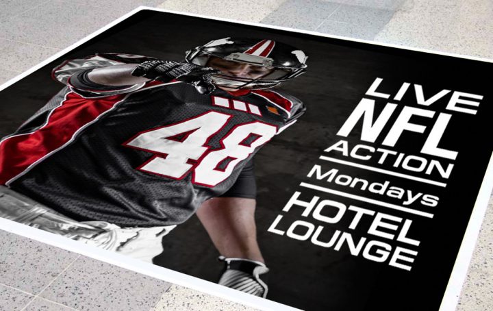 gráfico impreso en el piso del salón del hotel de acción de la NFL en vivo