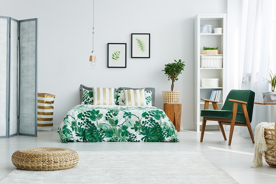 Ropa de cama blanca y verde de dormitorio